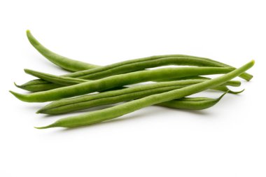 Beyaz arkaplanda yeşil fasulyeler izole edilmiş..