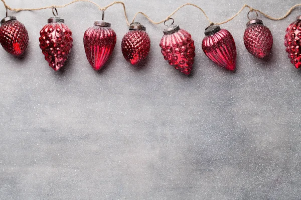 Grinalda Natal Com Bola Vermelha Fundo Cinza — Fotografia de Stock