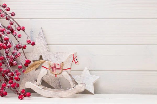 木製の白い背景にクリスマスの装飾 — ストック写真