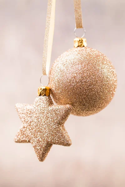 クリスマス光沢のある装飾黄金の星とボール — ストック写真