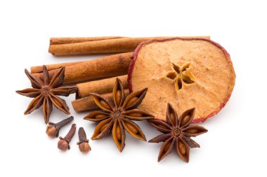 Karanfil, anason ve tarçın beyaz arkaplanda izole edilmiş. 