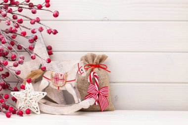 Tahta beyaz arka planda Noel dekoru.