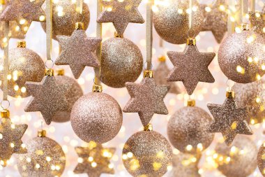 Noel süsleri altın yıldız ve balo.