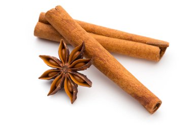 Karanfil, anason ve tarçın beyaz arkaplanda izole edilmiş. 