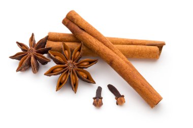 Karanfil, anason ve tarçın beyaz arkaplanda izole edilmiş. 