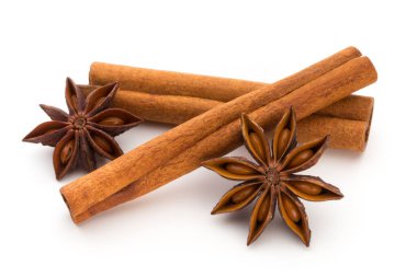 Karanfil, anason ve tarçın beyaz arkaplanda izole edilmiş. 