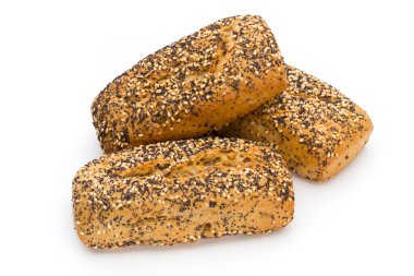 Beyaz zeminde izole edilmiş taze pişmiş ekmek..