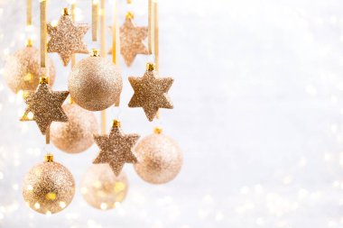 Noel süsleri altın yıldız ve balo.
