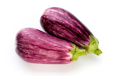 Beyaz bir arka planda taze patlıcan..