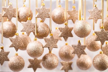 Noel süsleri altın yıldız ve balo.