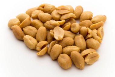 İzole edilmiş arka planda soyulmuş fıstıklar..