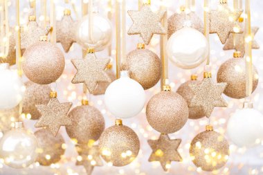 Noel süsleri altın yıldız ve balo.