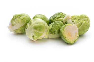 Beyaz arkaplanda yalıtılmış Brüksel lahanaları.