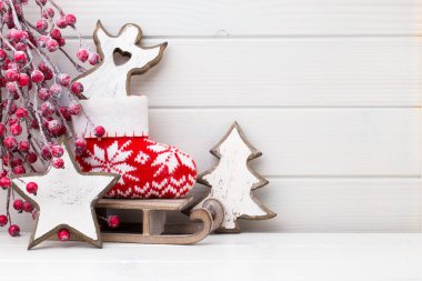 Tahta beyaz arka planda Noel dekoru.