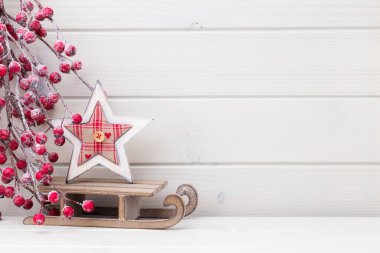 Tahta beyaz arka planda Noel dekoru.