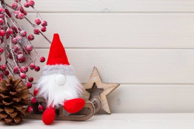 Tahta beyaz arka planda Noel dekoru.