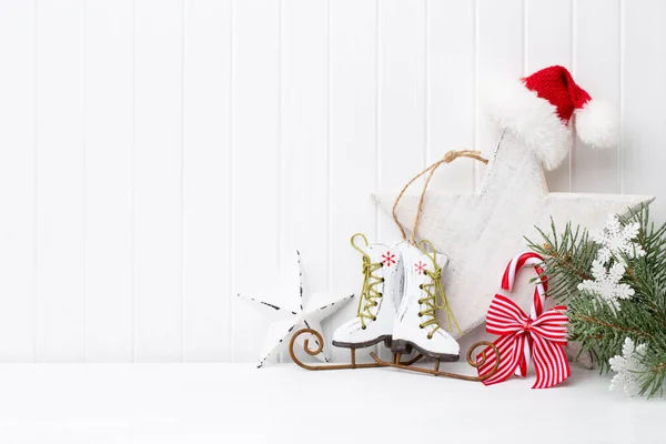 Weihnachtsdekoration Auf Weißem Holzgrund — Stockfoto