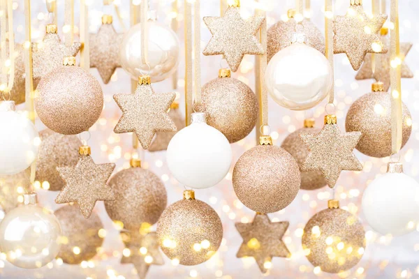 Noel süsleri altın yıldız ve balo.