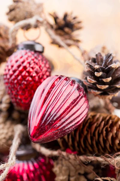 背景为红色浆果的圣诞圆锥 — 图库照片