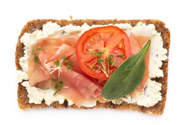 Krem peynirli, sebzeli ve salamlı sandviç. Salatalıklı sandviçler, turp, domates, beyaz arka planda salam, üst manzara. Düz yatıyordu.