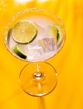 Restorandaki bar masasında renkli kokteyller..