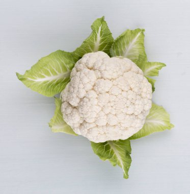 Bir baş taze karnabahar. Sağlıklı beslenme ve vejetaryenlik. Renk arkaplanı.