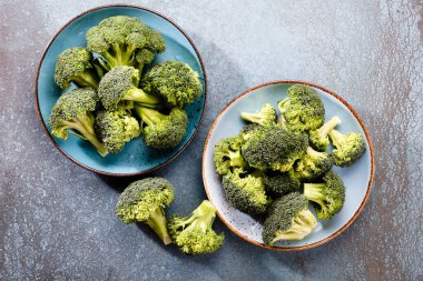 Brokoli. Blau Stone masasında taze yeşil brokoli. Üst Manzara. Boş kopyalama alanı.