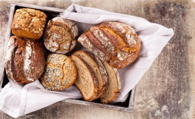 Taze pişmiş ev yapımı ekmek..