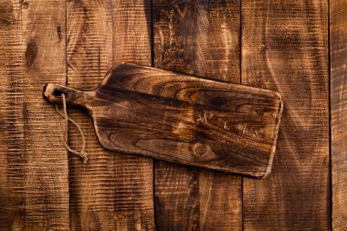 Eski bir rustik masa üzerindeki kesme tahtasını boşalt