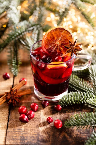 Noel şarabı ve baharatlar ahşap bir kırsal masada..
