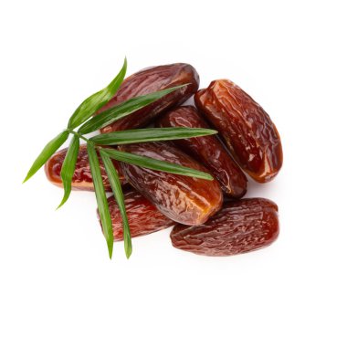 Kuru tarihler beyaz arkaplanda izole edilmiş. Üst Manzara. Düz uzanma deseni.