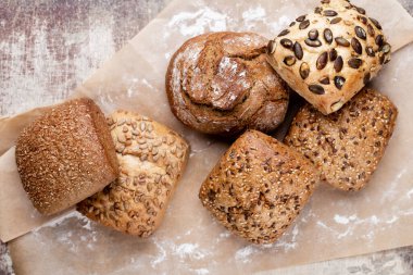 Koyu gri mutfak masasında taze pişmiş ekmek..