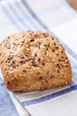 Koyu gri mutfak masasında taze pişmiş ekmek..