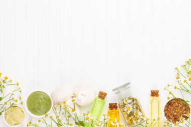 Kompozisyon ev yapımı kozmetik, aromaterapi doğal kozmetik ürünleri ve açık arkaplanda papatya çiçekleri..