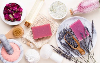 Spa ve banyo ev yapımı kozmetik ürünleri. Pastel arka planda kaplıca ürünleri olan şişeler, üst görünüm.. 
