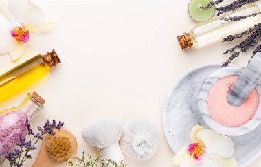 Spa ve banyo ev yapımı kozmetik ürünleri. Pastel arka planda kaplıca ürünleri olan şişeler, üst görünüm.. 