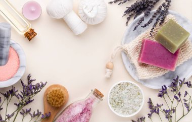 Spa ve banyo ev yapımı kozmetik ürünleri. Pastel arka planda kaplıca ürünleri olan şişeler, üst görünüm.. 