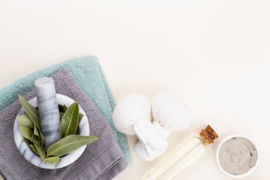 Spa ve banyo ev yapımı kozmetik ürünleri. Pastel arka planda kaplıca ürünleri olan şişeler, üst görünüm..