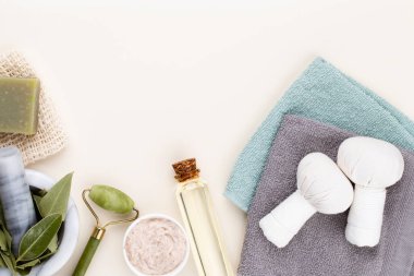 Spa ve banyo ev yapımı kozmetik ürünleri. Pastel arka planda kaplıca ürünleri olan şişeler, üst görünüm..