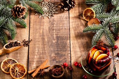 Noel şarabı ve baharatlar ahşap bir kırsal masada..