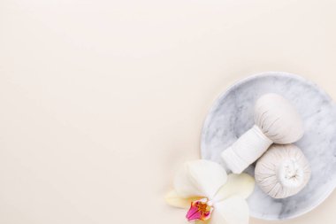 Spa ve banyo ev yapımı kozmetik ürünleri. Pastel arka planda kaplıca ürünleri olan şişeler, üst görünüm.. 