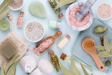 Kaplıca ve cilt bakım ürünleri. Pastel arka planda kaplıca ürünleri olan şişeler.