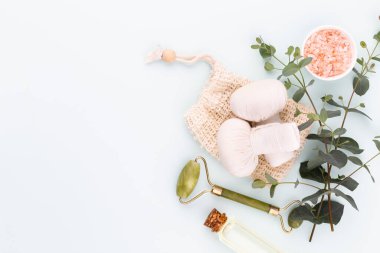 Kaplıca ve ev yapımı kozmetik ürünleri. Pastel arka planda kaplıca ürünleri olan şişeler.