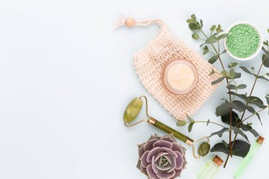 Kaplıca ve ev yapımı kozmetik ürünleri. Pastel arka planda kaplıca ürünleri olan şişeler.