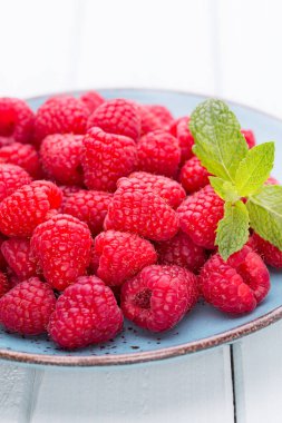 Ahşap arka planda bir tabakta taze meyveler. Düz konum, üst görünüm, kopyalama alanı.