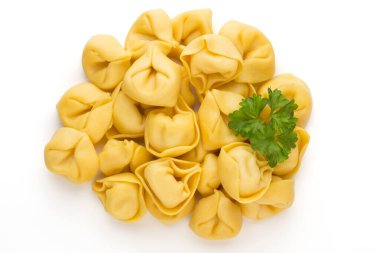 Çiğ makarna, otlu tortellini..