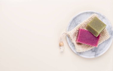 Spa ve banyo ev yapımı kozmetik ürünleri. Pastel arka planda kaplıca ürünleri olan şişeler, üst görünüm.. 