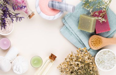 Spa ve banyo ev yapımı kozmetik ürünleri. Pastel arka planda kaplıca ürünleri olan şişeler, üst görünüm.. 