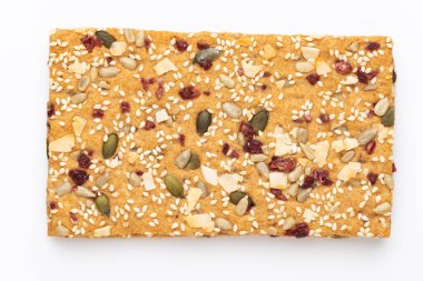 Beyaz arka planda çavdar ekmeği dilimi. Düz yatıyordu.