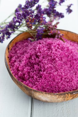 Doğal deniz tuzlu spa seti. Salon tedavisi daveti için spa konsepti veya şablonu. 